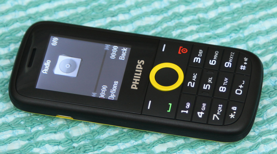 Hỗ trợ thẻ nhớ lên đến 32 GB cùng nhiều tính năng hữu ích như: đèn pin, nghe nhạc, radio….