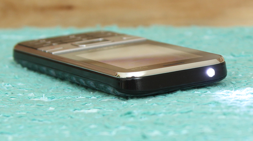 <p>Trang bị đ&egrave;n pin tiện lợi</p>