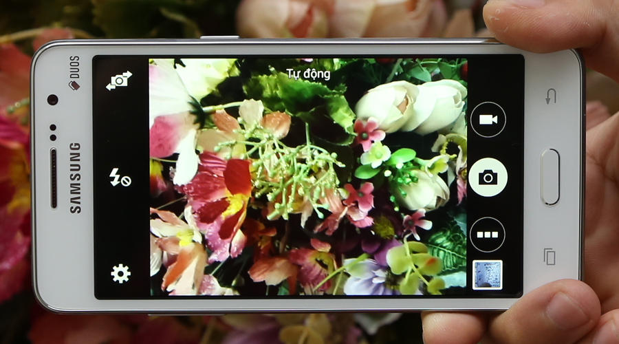 <p>Smartphone chuy&ecirc;n chụp ảnh tự sướng sắc n&eacute;t, m&agrave;u sắc trung thực với camera trước 5 MP, ống k&iacute;nh g&oacute;c rộng</p>