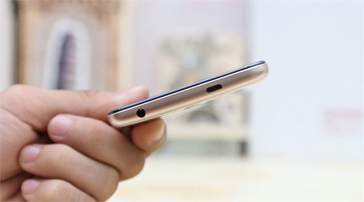 Điện thoại Wing Iris 50