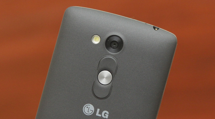 <p>Camera 8 MP lấy n&eacute;t v&agrave; chụp ảnh tức th&igrave; gi&uacute;p h&igrave;nh ảnh s&aacute;ng r&otilde;, trung thực. Chụp ảnh selfie bằng cử chỉ với camera 0.3 MP</p>