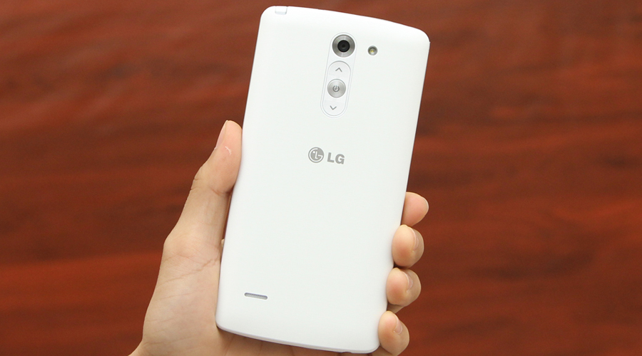 Nút nguồn, phím âm lượng đặt phía sau máy mới lạ nhưng vẫn thuận tiện để thao tác.