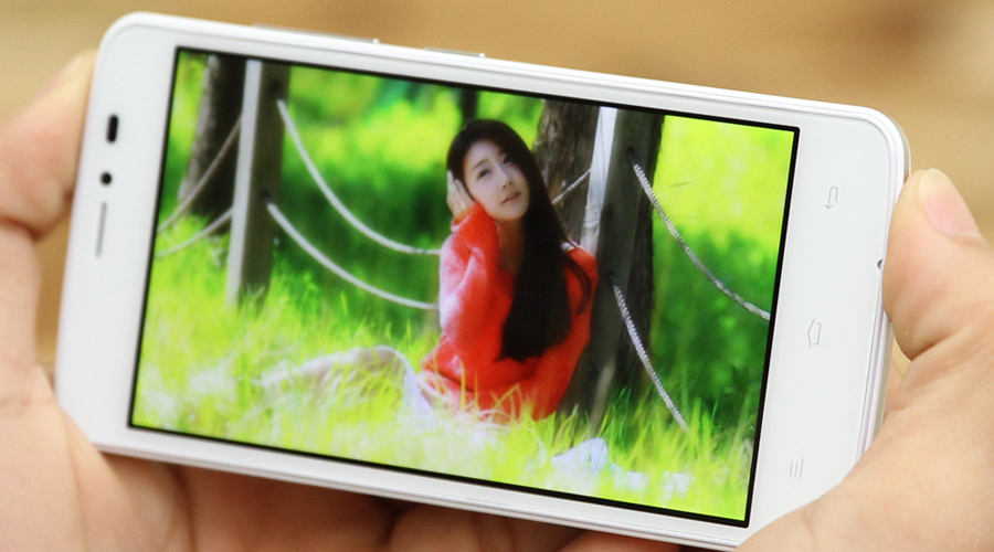 <p>M&agrave;n h&igrave;nh 4.5 inch sử dụng tấm nền IPS hỗ trợ bạn sử dụng m&aacute;y ngo&agrave;i trời kh&aacute; tốt, hạn chế phản chiếu v&agrave; bị l&oacute;a</p>