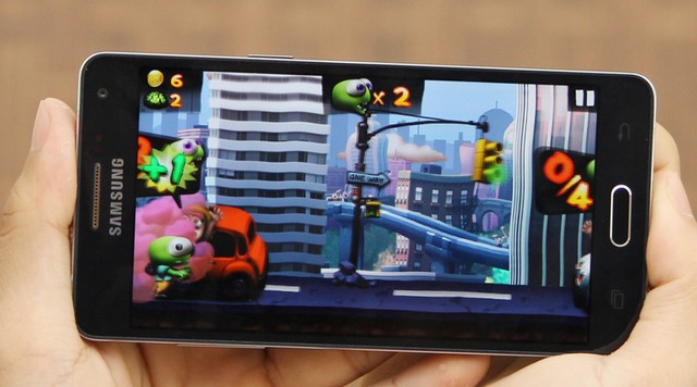 Với chất lượng hiển thị tốt, bạn thoải mái xem những bộ phim HD, chơi game đồ họa cao đầy hấp dẫn ngay trên chiếc smartphone của mình