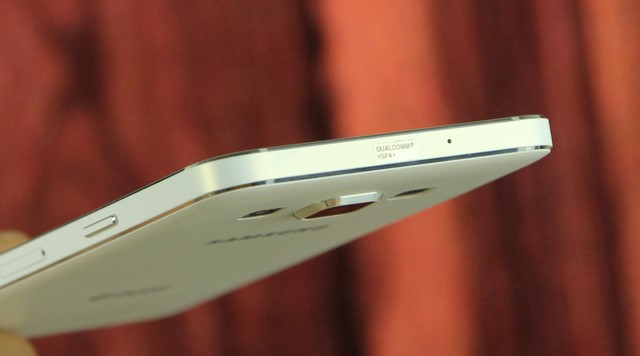 Các góc của chiếc điện thoại được bo tròn nhẹ cùng với đường viền ánh kim loại tạo sự tinh tế, sang trọng