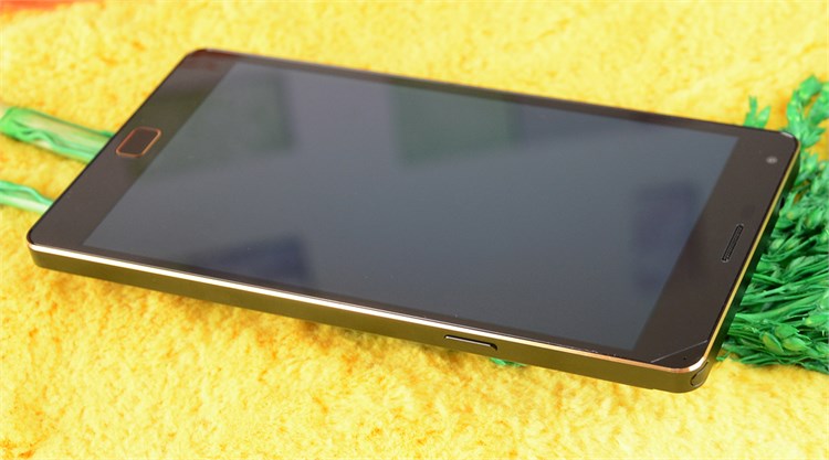 Điện thoại Pantech Vega Iron 2 A910S