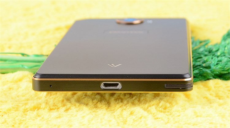 Điện thoại Pantech Vega Iron 2 A910S