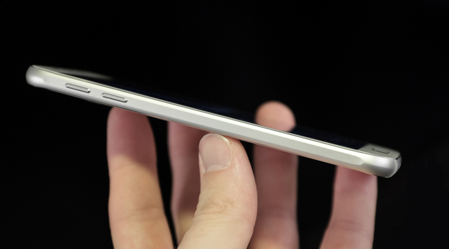 <p>S6 sử dụng khung kim loại với thiết kế nguy&ecirc;n khối, th&acirc;n m&aacute;y chỉ mỏng 6.8 mm cho vẻ ngo&agrave;i đầy ấn tượng.</p>