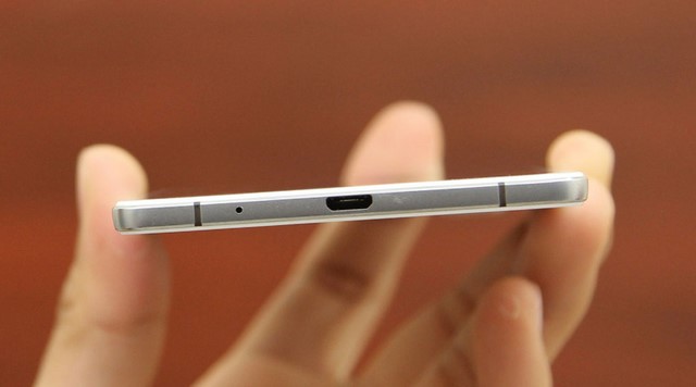 Độ mỏng ấn tượng của R5, các cạnh vừa khít với cổng micro USB ở cạnh dưới