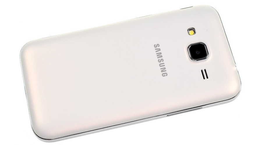 Vỏ nhưa nhám cho cảm giác chắc tay cùng khả năng chống bám vân tay hiệu quả.