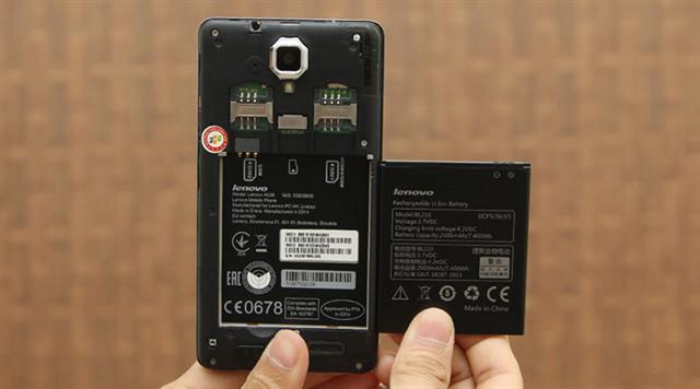 Hai SIM của máy được thiết kế ngay phía dưới camera Hai SIM của máy được thiết kế ngay phía dưới camera