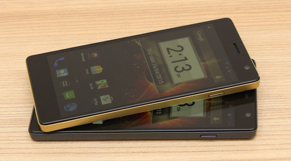 <p>QS558 l&agrave; một phi&ecirc;n bản kh&aacute;c của QS550 với thiết kế mặt trước quen thuộc, nắp lưng được thiết kế giả k&iacute;nh độc đ&aacute;o</p>