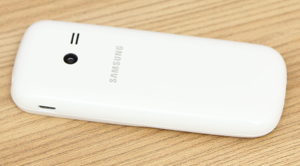 <p>Mặt lưng của Brio l&agrave; camera cho c&aacute;c thao t&aacute;c ghi lại h&igrave;nh ảnh cơ bản nhất</p>