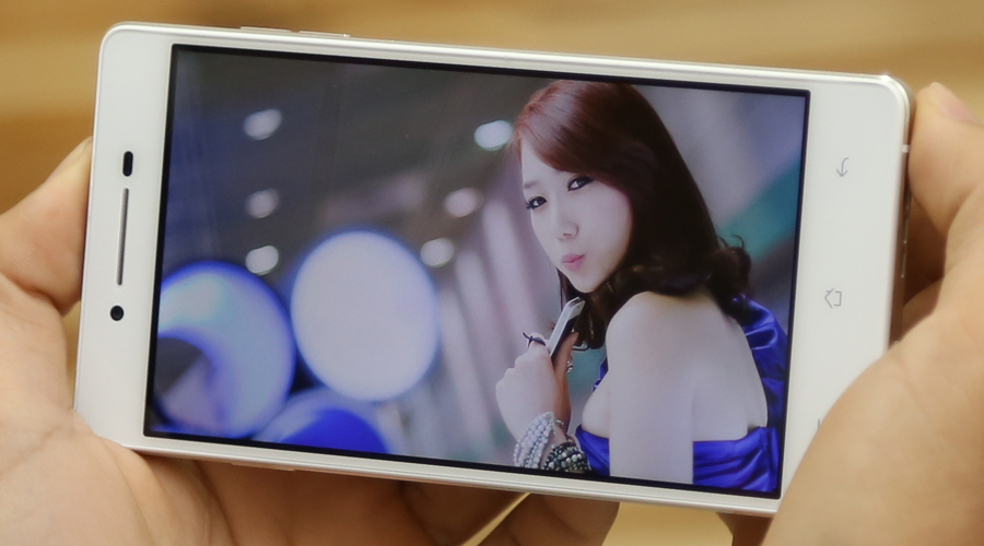 Màn hình 5 inch độ phân giải HD cùng tấm nền IPS chống chói giúp máy có góc nhìn lớn.