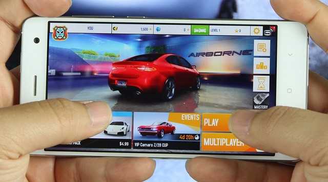 Game Asphalt 8 chơi ở cấu hình cao nhất có thể được chạy tốt trên Xiaomi MI 4