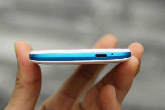 Điện thoại HTC Desire 526G Màu Trắng - Xanh