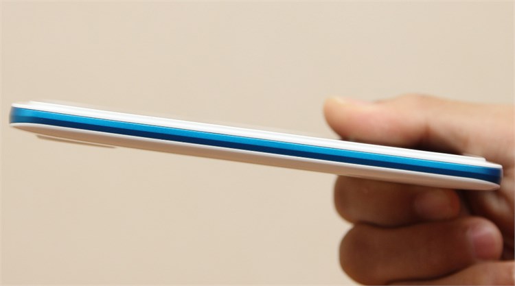 Điện thoại HTC Desire 526G Màu Trắng - Xanh