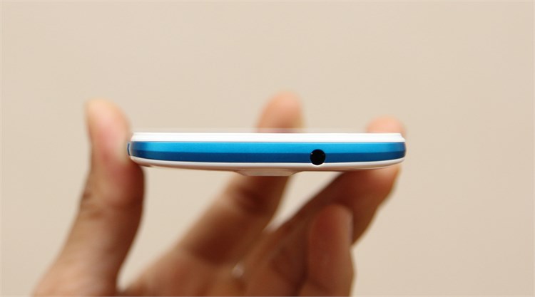 Điện thoại HTC Desire 526G Màu Trắng - Xanh