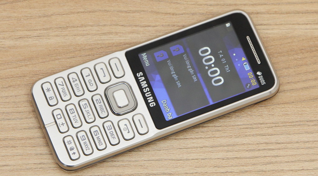 <p>Yucca hỗ trợ 2 SIM tiện dụng, đi k&egrave;m một m&agrave;n h&igrave;nh 2.4inches v&ocirc; c&ugrave;ng rộng r&atilde;i</p>