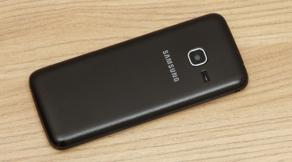 <p>Mặt lưng Yucca c&oacute; hoa văn giả da c&agrave;ng tăng th&ecirc;m độ sang trọng, c&aacute;ch bố cục camera v&agrave; loa hợp l&yacute;</p>