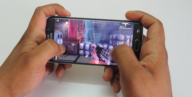 Chơi game trên điện thoại Samsung Galaxy S6 Edge