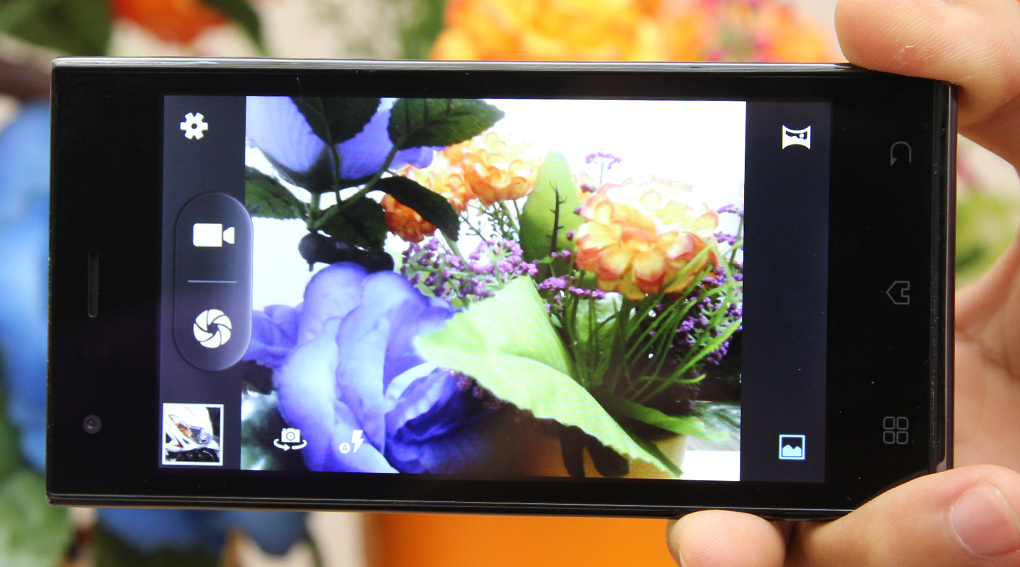 <p>QS17 được trang bị cấu h&igrave;nh ở mức tạm ổn với vi xử l&yacute; l&otilde;i k&eacute;p, RAM 512MB, camera 5.0MP đảm bảo thiết bị vận h&agrave;nh trơn tru</p>