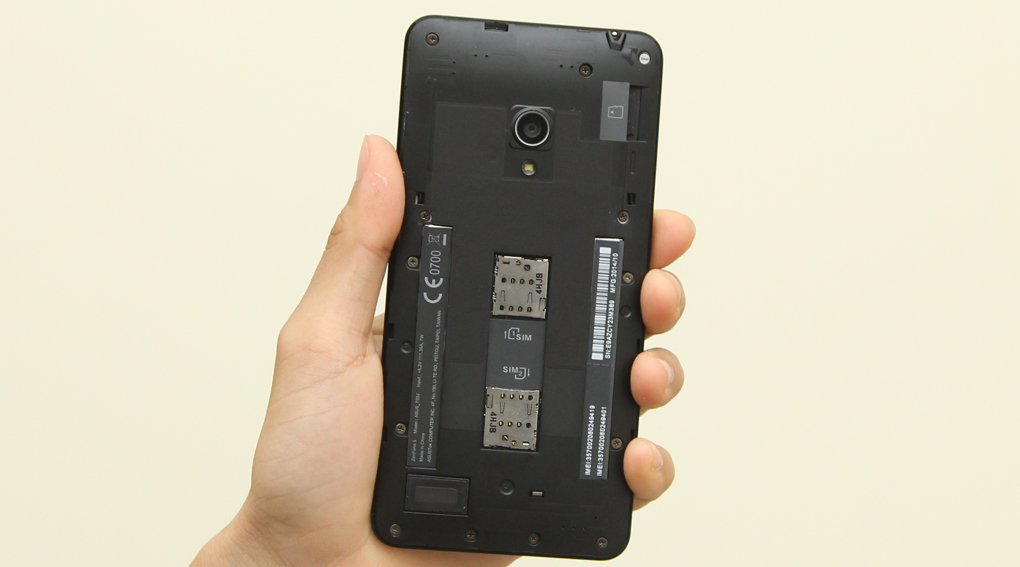 Hỗ trợ 2 sim tiện lợi, nắp lưng dễ dàng thay thế nhưng viên pin lại không thể tháo rời.