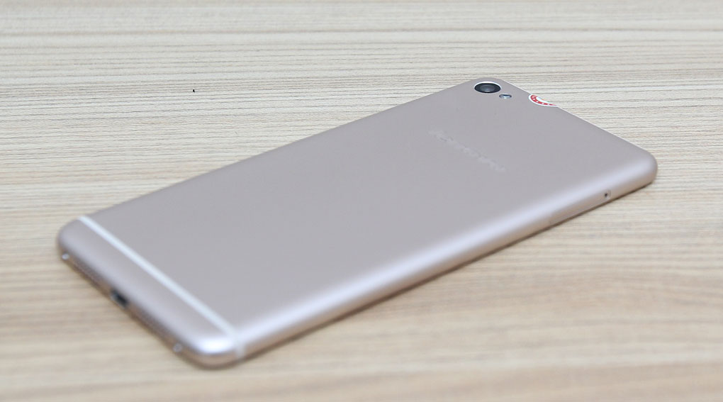 <p>Điểm ấn tượng l&agrave; khả năng ho&agrave;n thiện rất tinh tế của sản phẩm, ph&iacute;a sau lưng m&aacute;y rất quen thuộc với những r&atilde;nh kho&eacute;t anten v&agrave; camera 13.0MP</p>