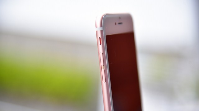 Màu hồng vàng không quá đậm, tạo vẻ đẹp mới lạ cho dòng iPhone mới