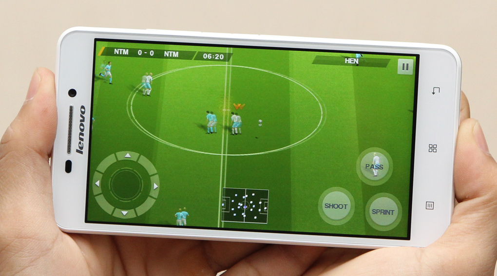 Máy được trang bị vi xử lý lõi tứ, RAM 1 GB cùng màn hình HD 5 inch cho trải nghiệm khá tốt.