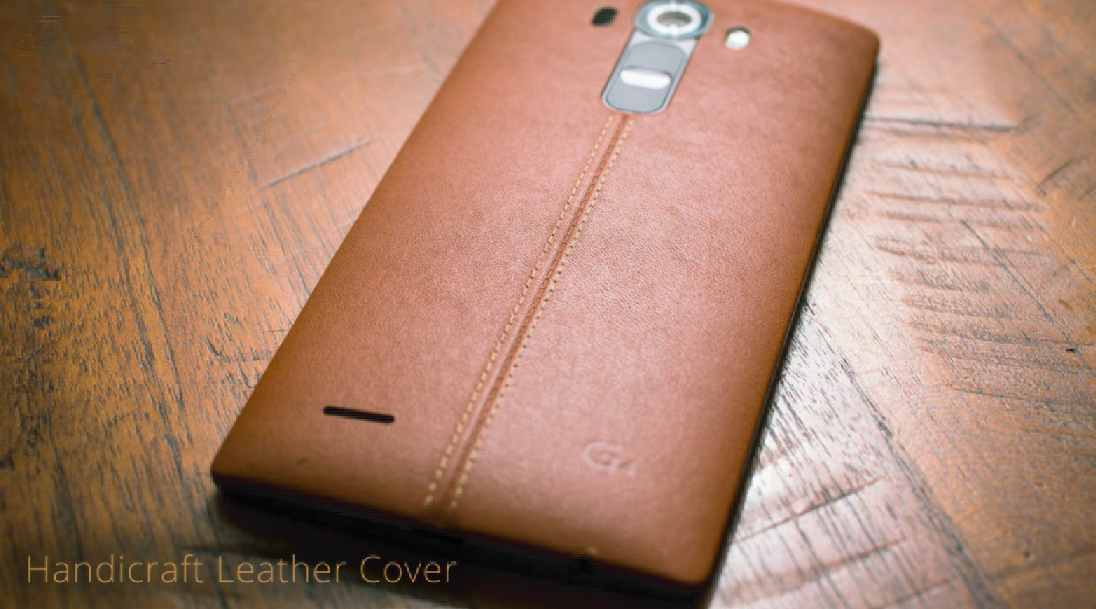 Nắp lưng bằng da thật được gia công bằng tay tăng độ cá tính, thời trang và lịch lãm cho thiết bị.