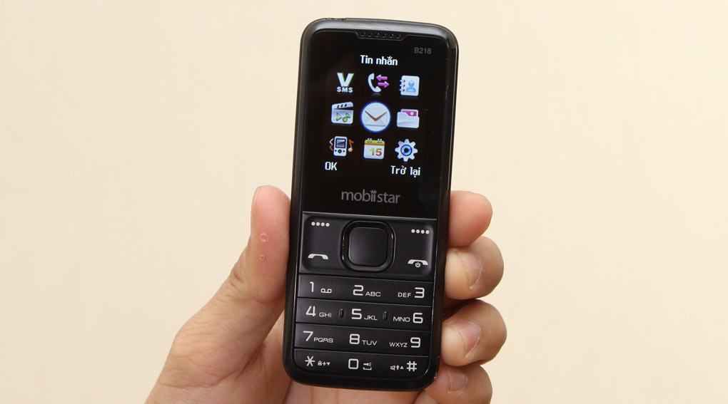 <p>M&agrave;n h&igrave;nh 1.77 inches v&agrave; b&agrave;n ph&iacute;m liền, B218 cho trải nghiệm sử dụng tiện lợi v&agrave; vừa đủ</p>