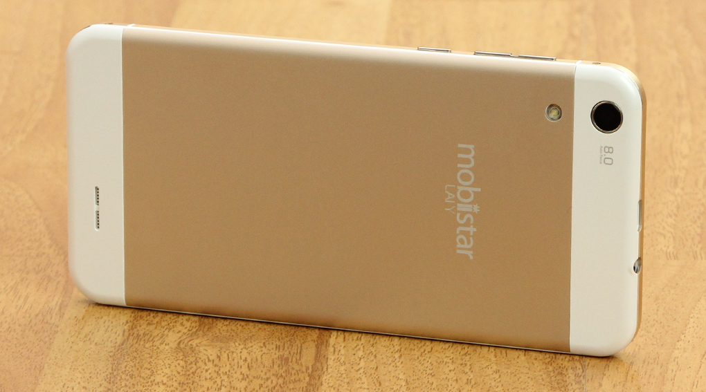 Camera 8 MP phía sau cho chất lượng ảnh tốt.