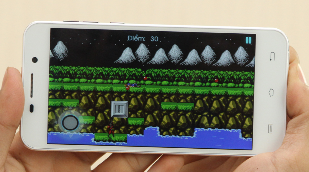 LAI Y được trang bị vi xử lý lõi tứ, RAM 1 GB cho khả năng vận hành mượt mà.