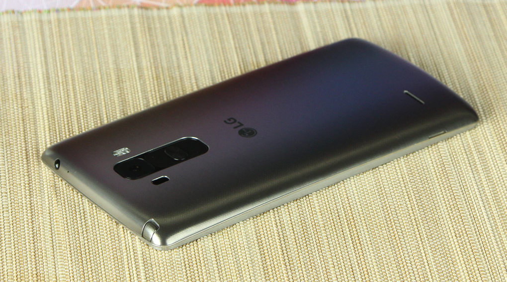 Camera 13 MP nằm chung với cụm phím nguồn, phím tăng giảm âm lượng ở mặt lưng của máy.