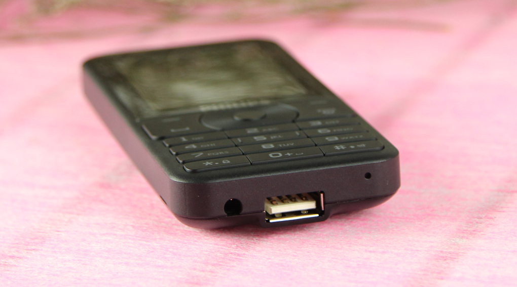 Máy có khả năng sạc pin cho điện thoại khác thông qua cổng USB tích hợp sẵn.