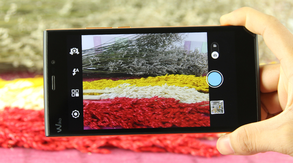 Camera sau 13 MP cho khả năng chụp ảnh tốt. Camera selfie 5 MP cho ảnh tự sướng sáng và sắc nét.