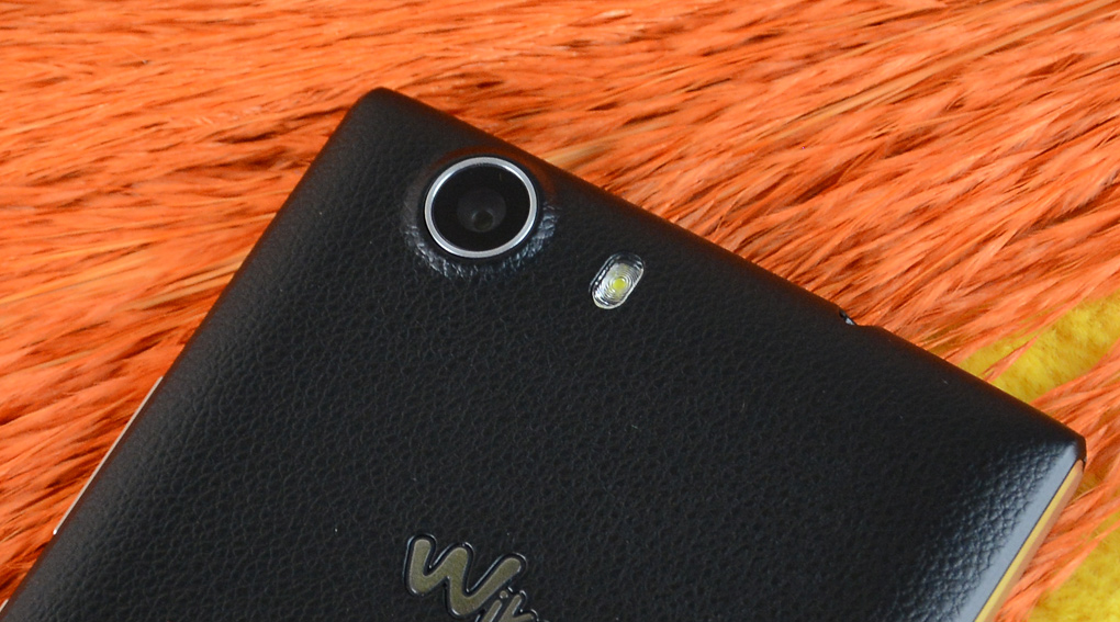 <p>Nắp lưng giả da sang trọng, camera 13.0MP cho khả năng chụp ảnh kh&aacute; tốt</p>