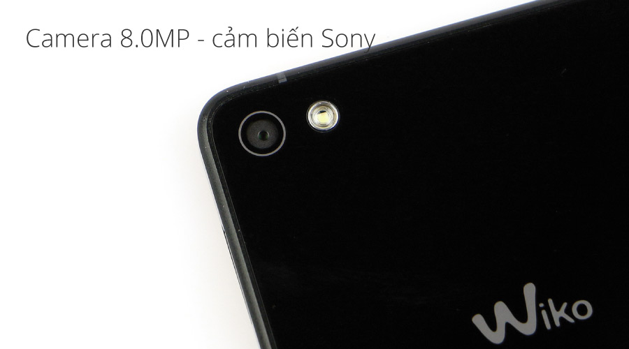 Camera 8 MP sử dụng cảm biến của Sony cho ảnh chụp sáng và đẹp mắt. Thiết kế "không lồi" cho vẻ đẹp đơn giản và tinh tế.