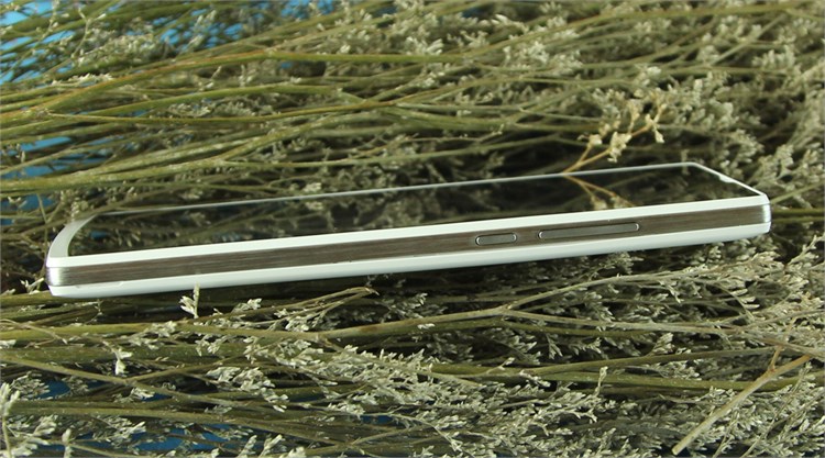 Điện thoại Wing Iris 55 Màu Trắng