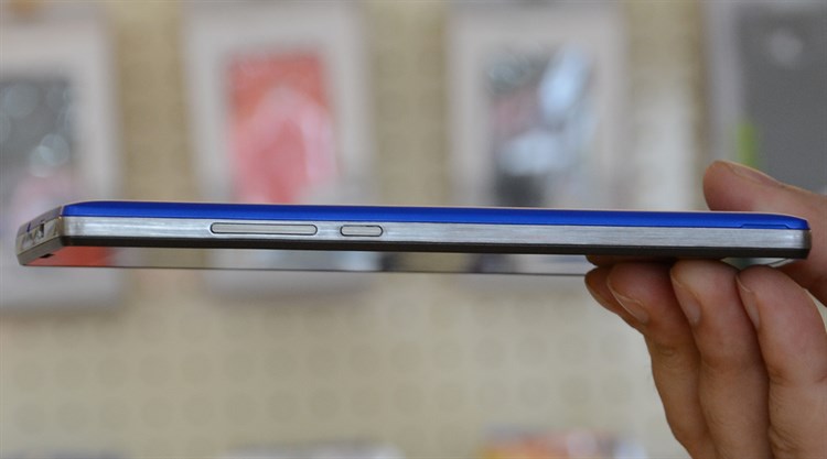 Điện thoại Wing Iris 55 Màu Xanh Dương