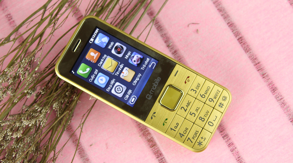 <p>Lim P01 l&agrave; điện thoại phổ th&ocirc;ng với thiết kế từ kim loại cho vẻ ngo&agrave;i h&uacute;t mắt, sang trọng</p>