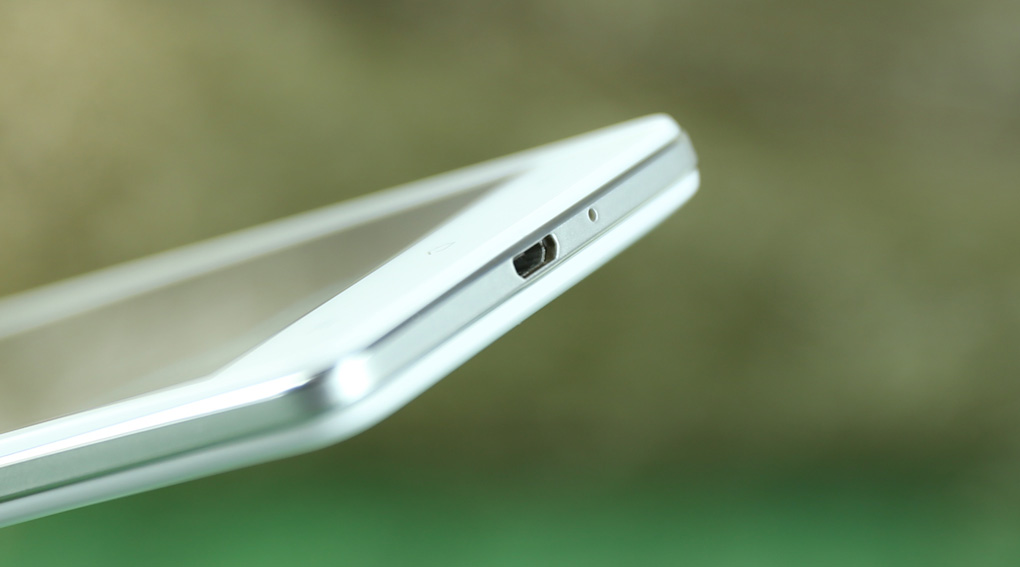 Joy 3 có vẻ ngoài sang trọng với viền giả kim loại sáng bóng.