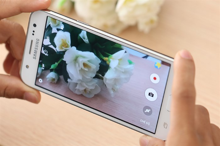 Điện thoại Samsung Galaxy J5 (2015) Màu Trắng