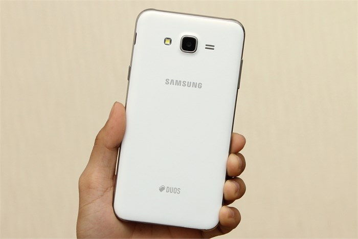 Điện thoại Samsung Galaxy J7 Màu Trắng
