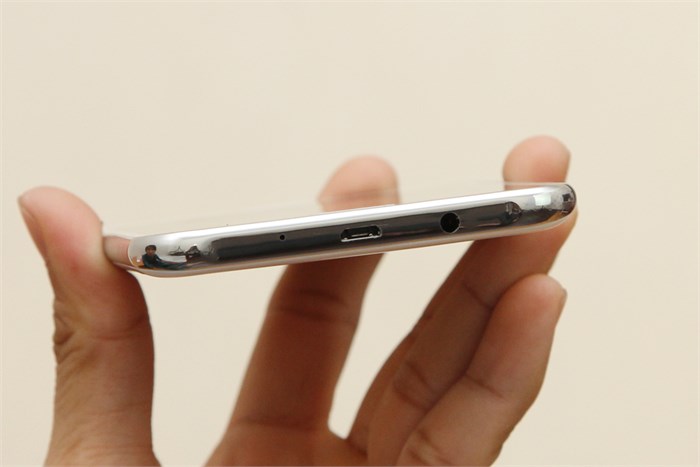 Điện thoại Samsung Galaxy J7 Màu Trắng