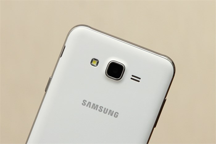 Điện thoại Samsung Galaxy J7 Màu Trắng