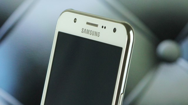 Camera trước có góc chụp rộng, kèm đèn Flash. Ảnh chụp bằng camera trước cho chất lượng cao Camera trước có góc chụp rộng, kèm đèn Flash. Ảnh chụp bằng camera trước cho chất lượng cao