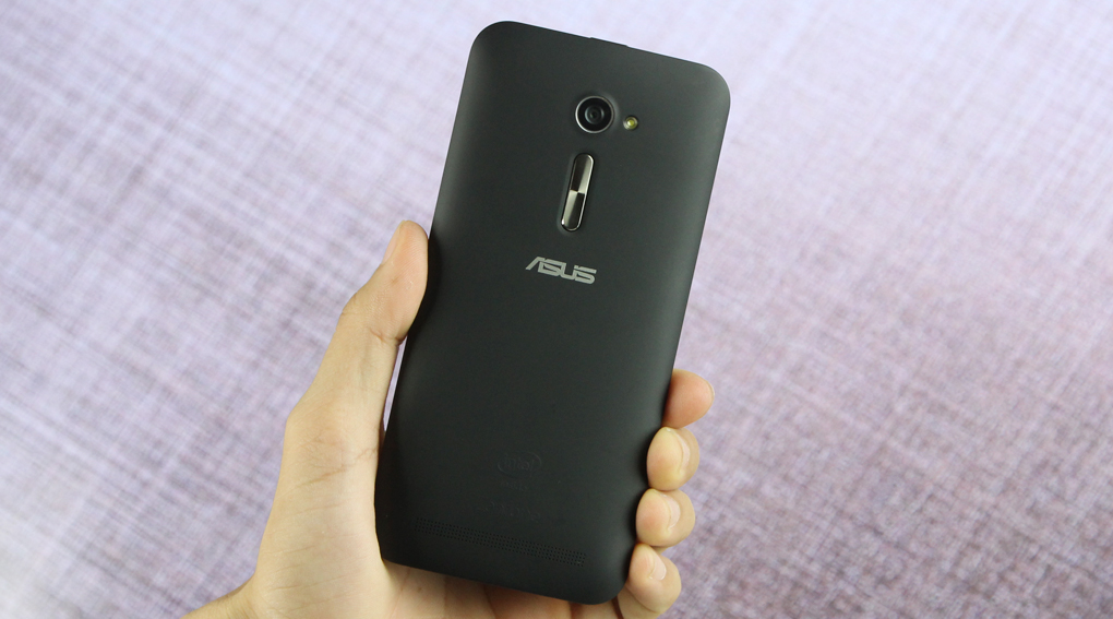 Mặt lưng quen thuộc của dòng Zenfone 2 được phủ Polycarbonate, lược bỏ đèn flash 2 tông màu.