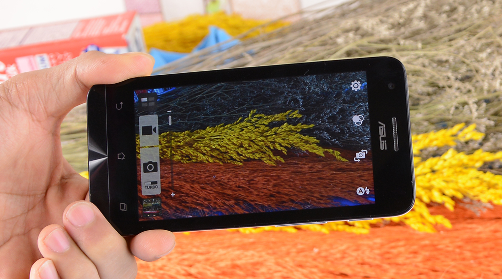 Camera 5 MP cho chất lượng ảnh chụp tốt. Màn hình FWVGA 4.5 inch cho khả năng hiển thị hình ảnh tốt.